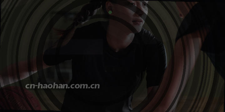 记分板屏上直播比分，红色数字比分跳动，球迷挥动围巾呐喊。